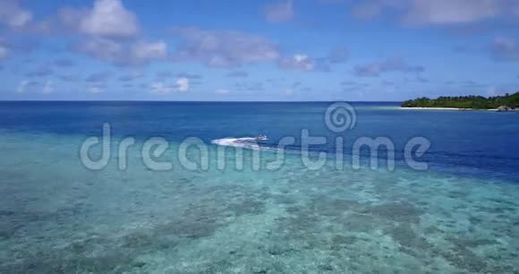 V06229无人驾驶飞机观看马尔代夫白色沙滩喷气机乘坐阳光明媚的热带天堂岛与水视频的预览图