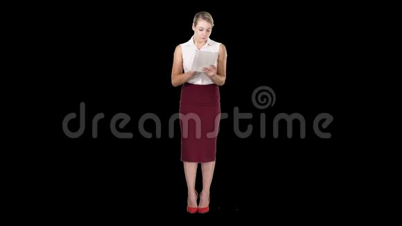 颇有魅力的女商人站在阿尔法频道一边使用数字平板电脑视频的预览图