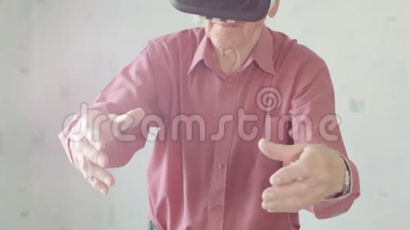 戴虚拟现实护目镜的老人视频的预览图