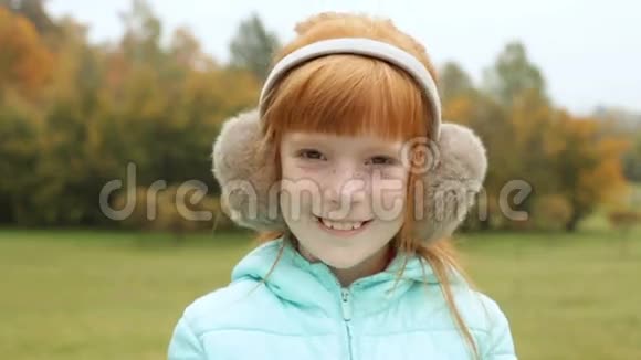 耳罩里的姜姑娘眨眨眼视频的预览图