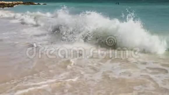 加勒比海的海浪正在海岸上肆虐青绿色海水和蓝天阿鲁巴岛的鹰滩视频的预览图