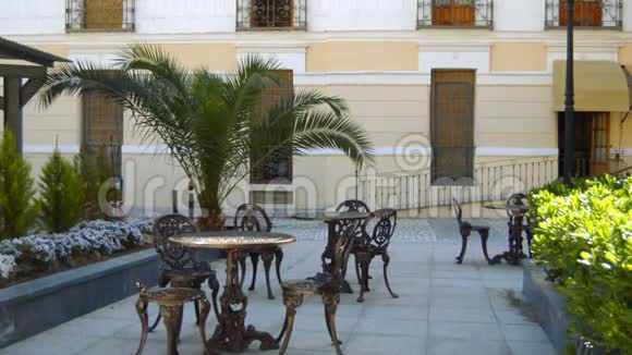 西班牙传统城镇的铁椅视频的预览图