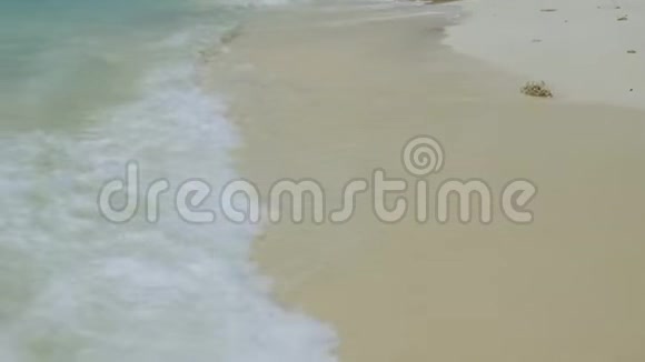 加勒比海的海浪正在海岸上肆虐青绿色海水和蓝天阿鲁巴岛的鹰滩视频的预览图
