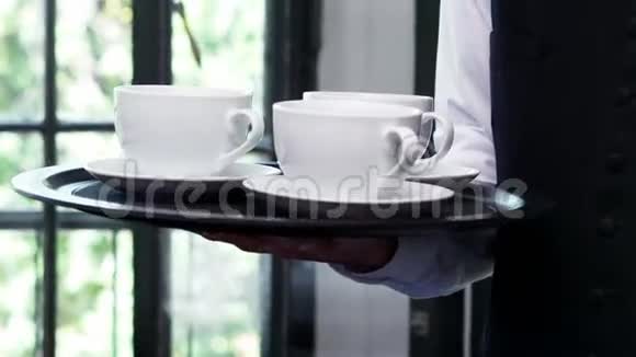 中间的服务员端着一盘咖啡杯视频的预览图