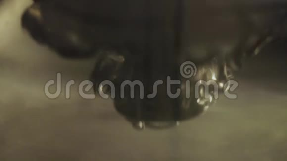 在钩子烧瓶中泡水使其缓慢运动视频的预览图