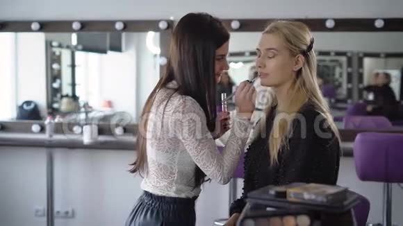 时尚美容店的化妆流程年轻的维萨吉斯特用特殊的唇线在嘴线上轮廓视频的预览图