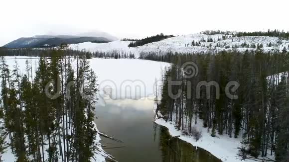 冬季小红鱼湖的鸟瞰图视频的预览图