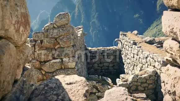 穿过山脉中的古建筑遗址视频的预览图