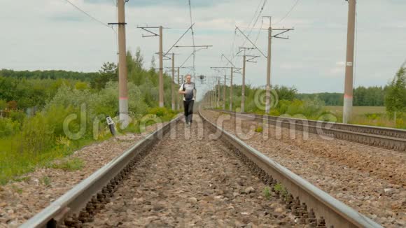 一个人沿着铁轨奔跑视频的预览图