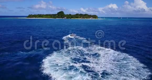 V06170无人驾驶飞机观看马尔代夫白色沙滩喷气机乘坐阳光明媚的热带天堂岛与水视频的预览图