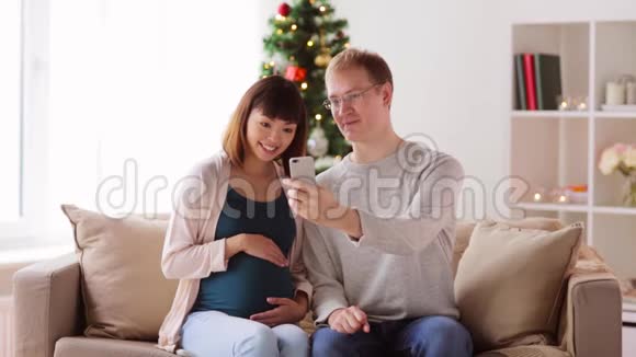 男人和孕妇在圣诞节自拍视频的预览图