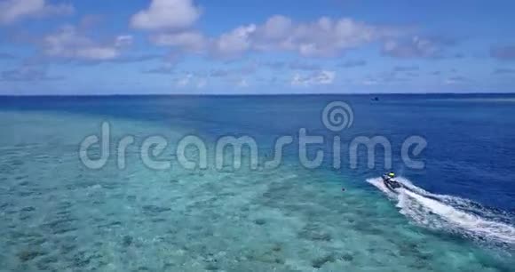 V06235无人机空中飞行无人机马尔代夫白色沙滩jetski骑着阳光明媚的热带天堂岛与水视频的预览图