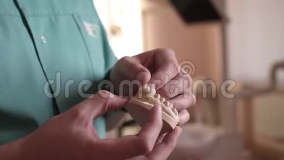 技师牙医做颌骨假体视频的预览图