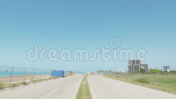 格鲁吉亚巴统海岸线与机场铁丝网之间的道路视频的预览图