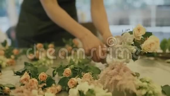 花艺师为婚礼创造了花的构图视频的预览图