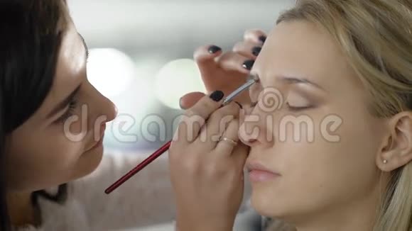 快关门化妆师准备展示模型那个女孩斜斜地刷着一个影子视频的预览图