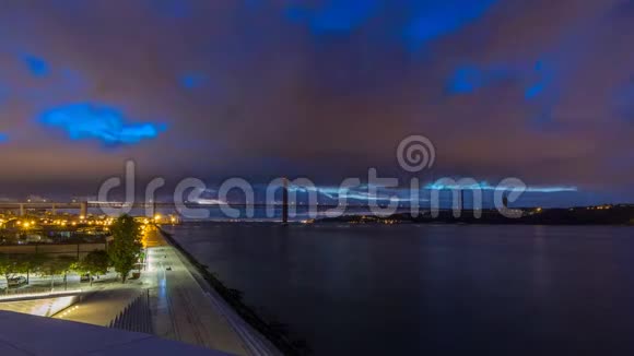 里斯本市日出前4月25日大桥夜间到白天视频的预览图