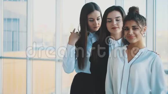 三个女商人在办公室工作视频的预览图