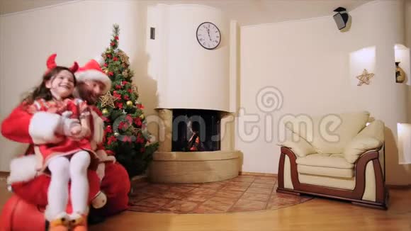 良好的新年精神圣诞树礼品袋壁炉爸爸和孩子们扮演傻瓜视频的预览图