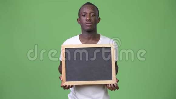 非洲年轻人在黑板前视频的预览图