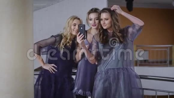 三个女朋友在时尚美容院的成功竞选后在镜头前放松自己视频的预览图