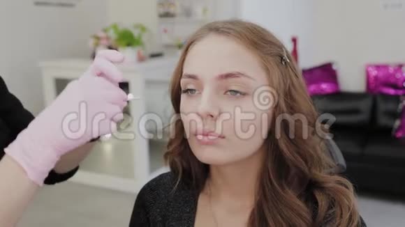 化妆师在手术前用凝胶润滑客户的眉毛视频的预览图