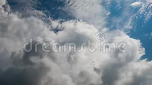 4K云在天空中形成的时间流逝视频的预览图