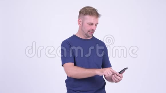 快乐金发男人使用电话和获得好消息的肖像视频的预览图