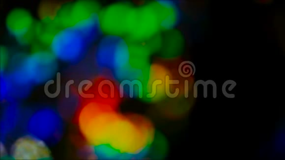 色彩斑斓的镜头耀斑模糊的夜晚城市灯光视频的预览图