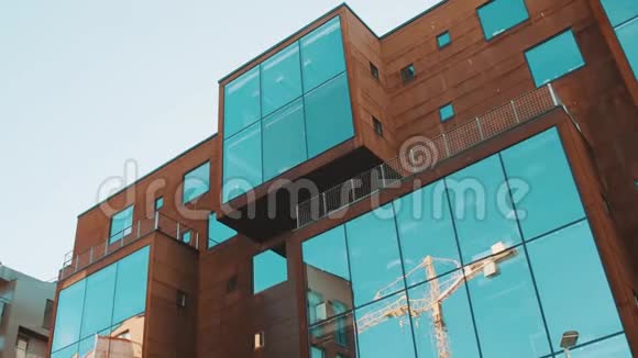 现代风格办公大楼镜子玻璃窗视频的预览图