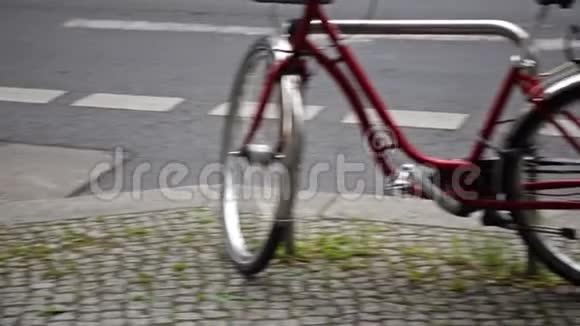 偷来的自行车车轮和挂锁留在现场视频的预览图