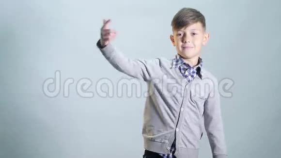 男孩跳舞在孤立的背景下跳Locking或街舞视频的预览图