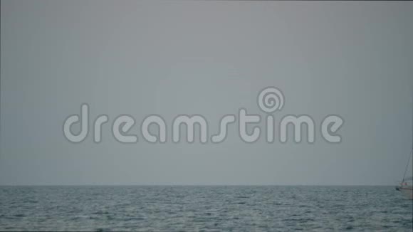 白色游艇在蓝色的海面上逆天航行视频的预览图