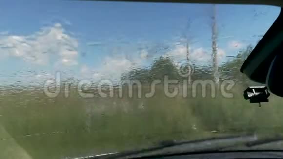 雨落在汽车的挡风玻璃上从船舱内部看视频的预览图