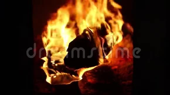 壁炉燃烧的缓慢运动视频的预览图