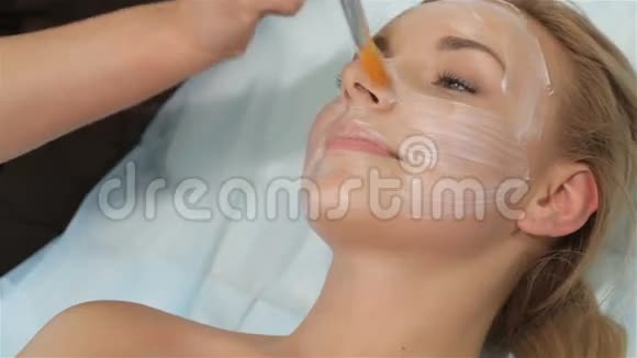 美容师对女性客户的鼻子进行面部护理视频的预览图