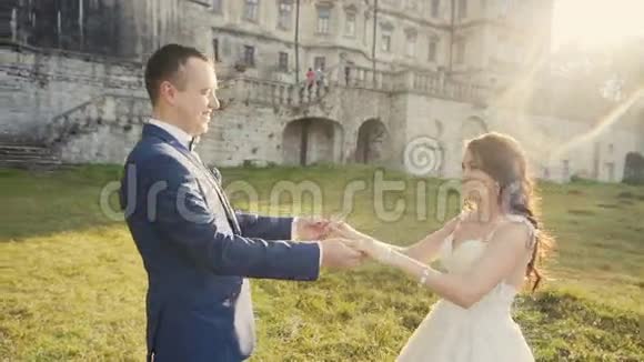 新婚夫妇在城堡前接吻视频的预览图