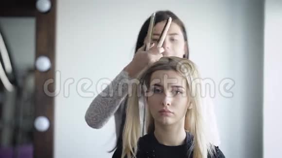 美容店快关门客户准备一个时髦的聚会在理发师的帮助下一个波纹视频的预览图