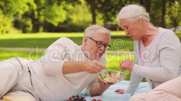 老夫妇在公园野餐时吃沙拉视频的预览图