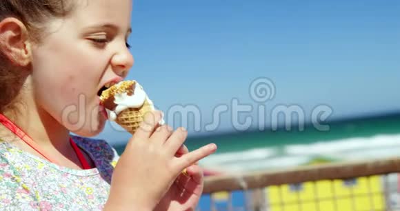 在海滩吃冰淇淋的女孩视频的预览图