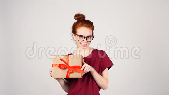 迷人的女孩手里拿着礼品盒表现出不同的情绪视频的预览图