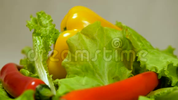 新鲜的有机蔬菜在木桌上旋转胡椒粉沙拉视频的预览图