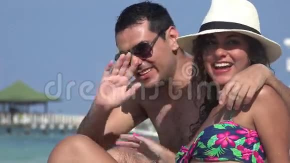 旅游夫妇在海滩挥手视频的预览图