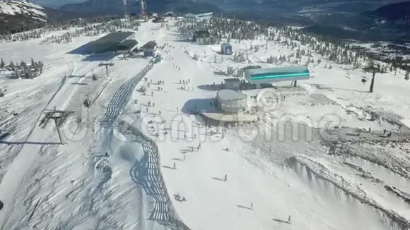 在山顶滑雪板和滑雪板上视频的预览图