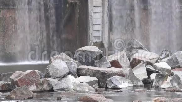 在瀑布前面的石头视频的预览图