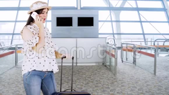 旅行者在机场候机楼打电话视频的预览图