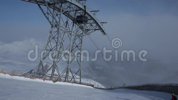 高山上的大型滑雪场视频的预览图