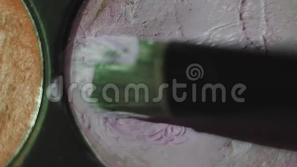 画笔在颜料盒中拾取浅粉红色的颜料视频的预览图