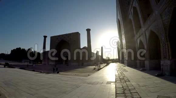 日落时分乌兹别克斯坦里吉斯坦广场的撒马尔罕视频的预览图