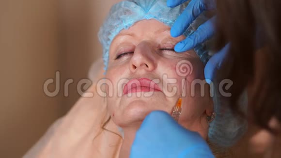 注射玻尿酸的女性脸部特写镜头视频的预览图